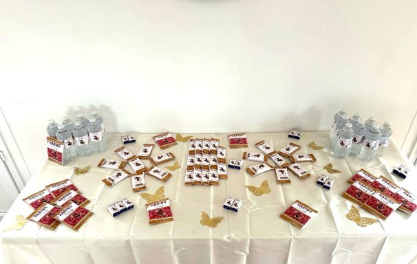 Table décorée avec des pâtisseries, des boissons et des éléments festifs.